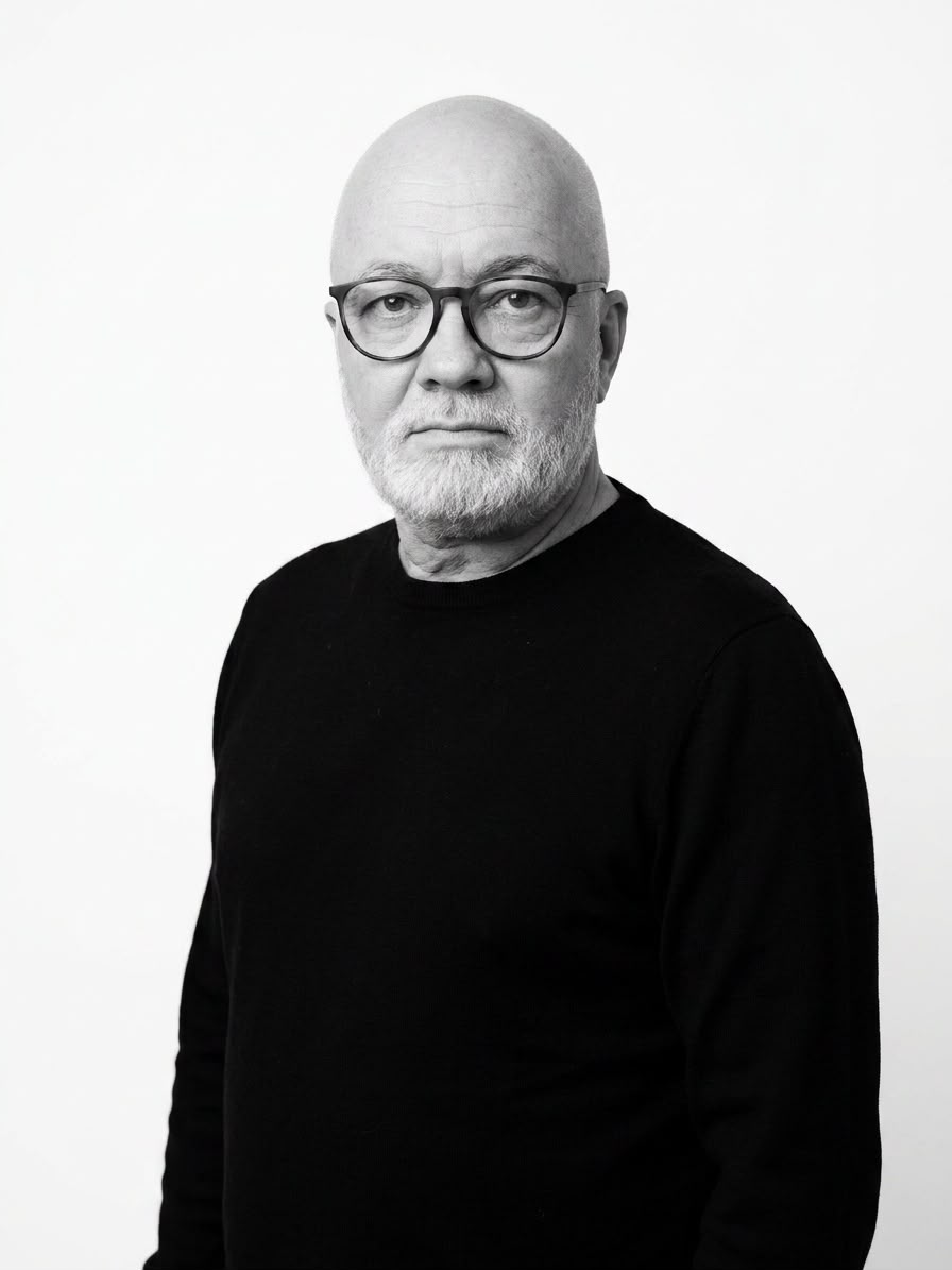 Gilson em retrato editorial preto e branco